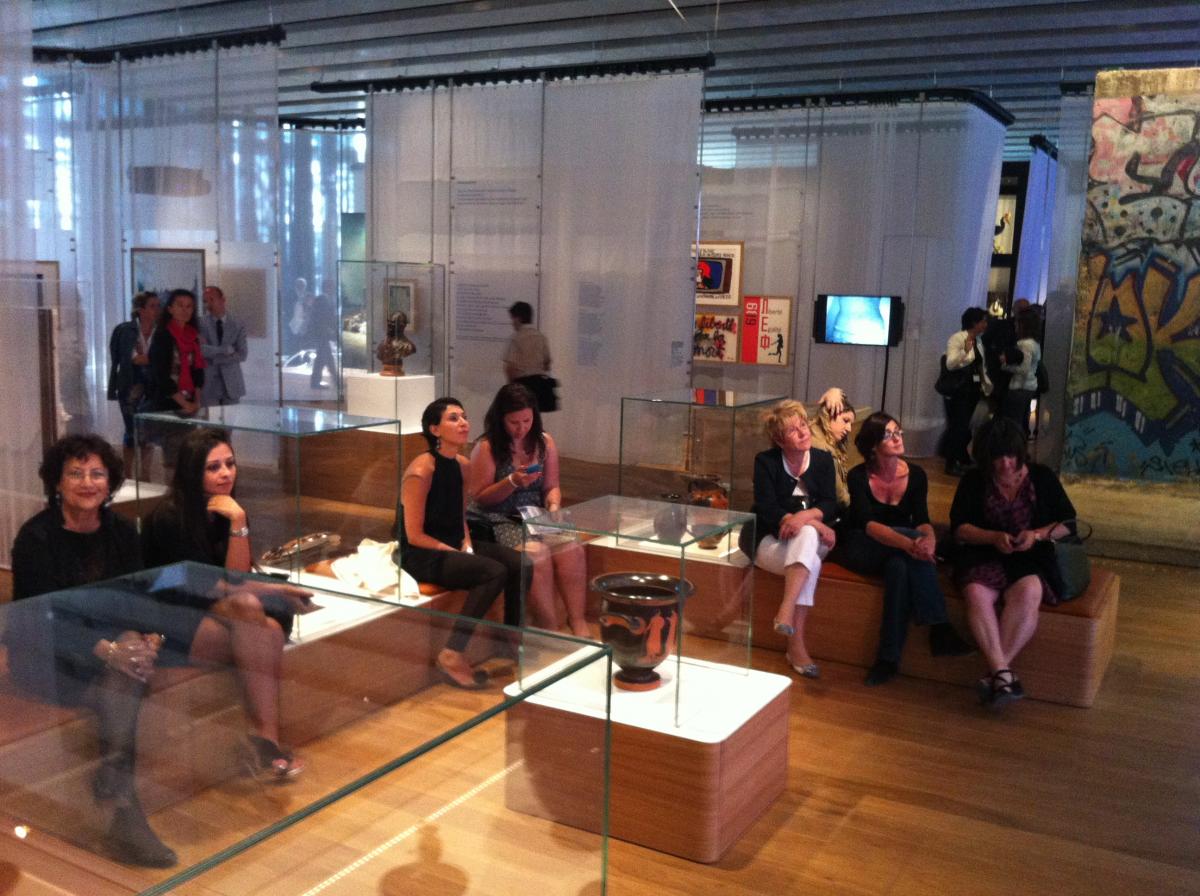 הנשים המשתתפות בתערוכה על אזרחות וזכויות אדם, עם פתיחת התערוכה